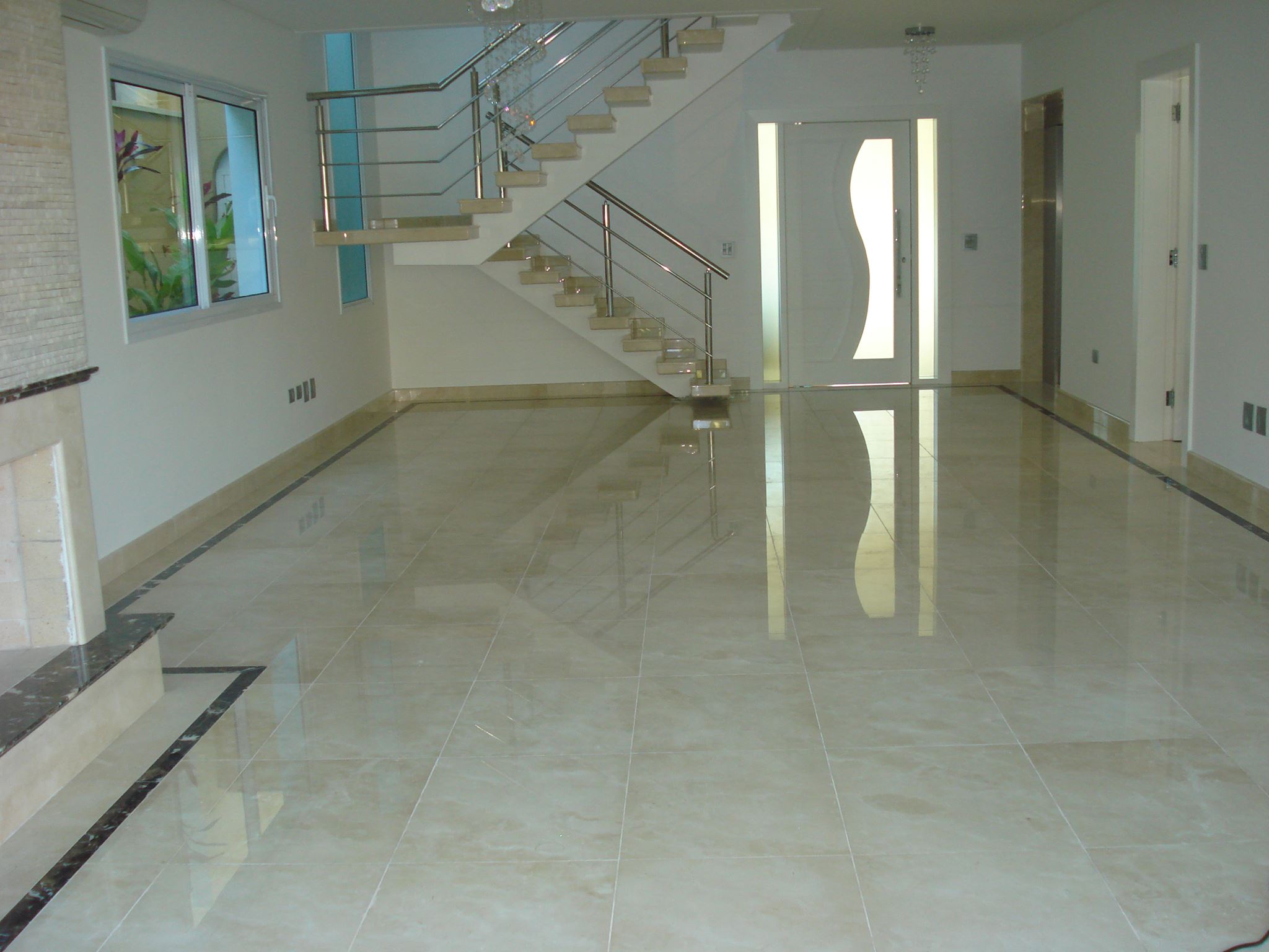 piso mármore importado, lareira, rodapé, escada