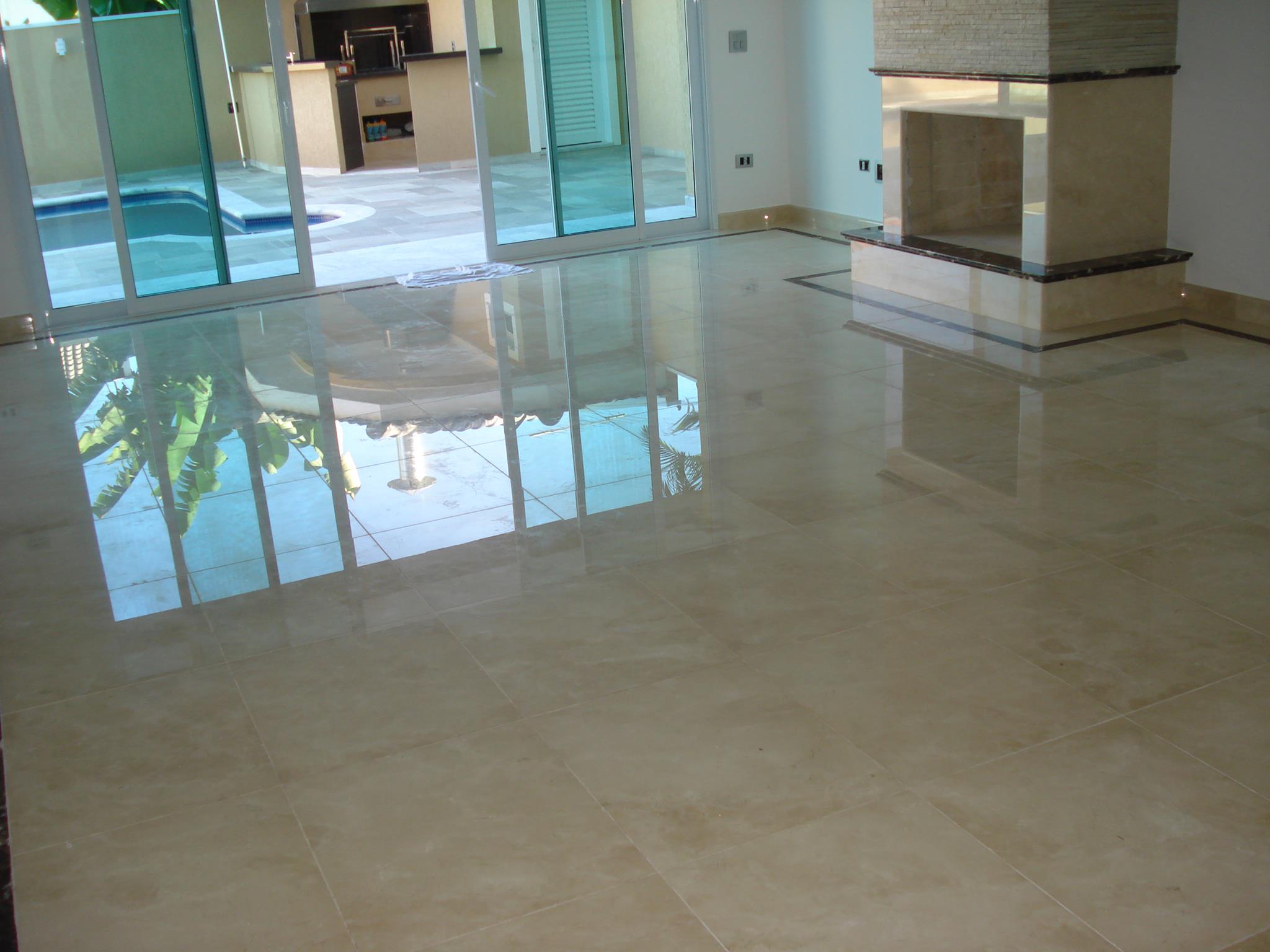 piso e lareira em mármore importado